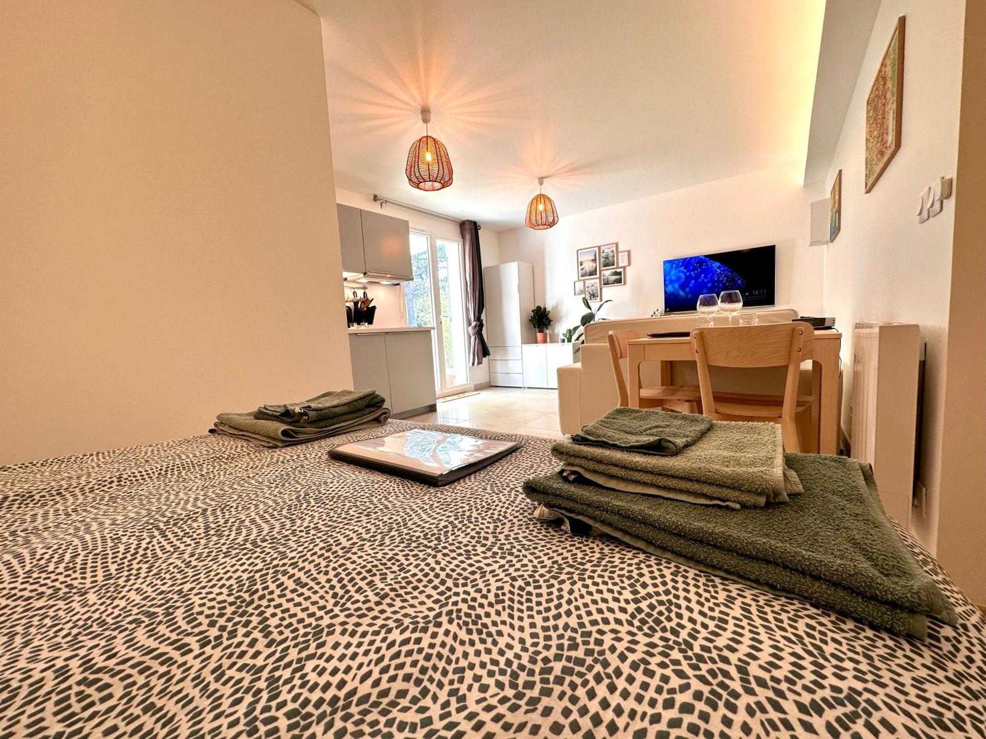 Paisible Studio Tout Neuf En Lisiere De Foret Peyrolles-en-Provence Екстериор снимка